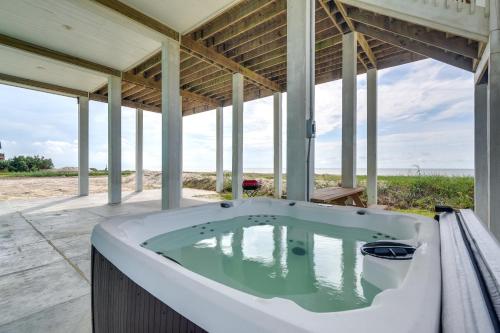 Beachfront Gilchrist Retreat Hot Tub and Bay Views in Gilchrist, USA