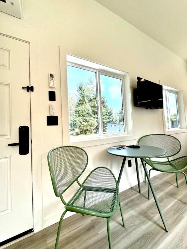 591556059 LOGE Westport