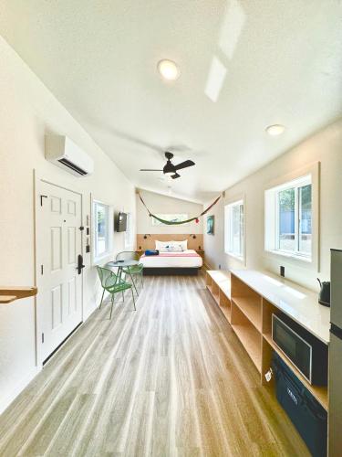 591556090 LOGE Westport