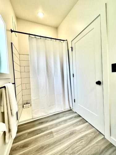 591556110 LOGE Westport