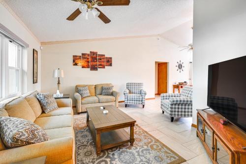 5 Mi to Weeki Wachee: Spring Hill Home w/ Lanai in Spring Hill (Florida)