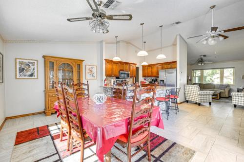 5 Mi to Weeki Wachee: Spring Hill Home w/ Lanai in Spring Hill (Florida)