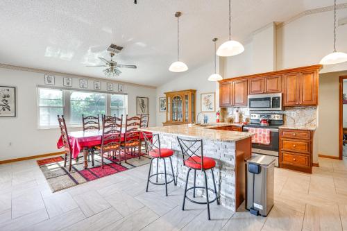 5 Mi to Weeki Wachee: Spring Hill Home w/ Lanai in Spring Hill (Florida)