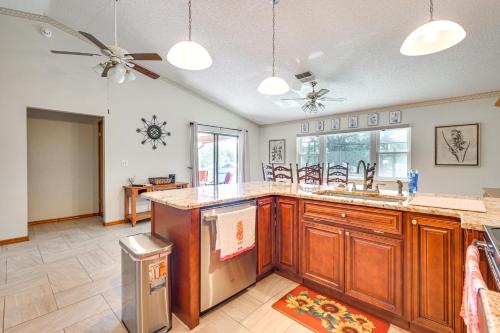 5 Mi to Weeki Wachee: Spring Hill Home w/ Lanai in Spring Hill (Florida)