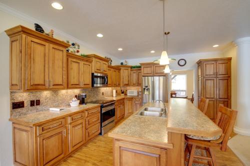 Clark Fork Riverfront Home w/ Dock! in 湯普森瀑布