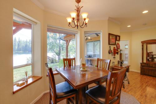 Clark Fork Riverfront Home w/ Dock! in 湯普森瀑布