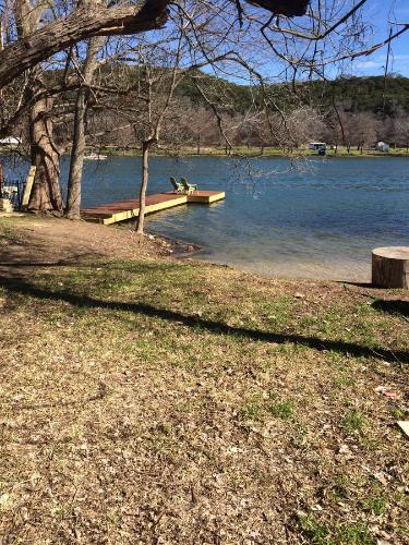 The River Road Retreat at Lake Austin-A Luxury Guesthouse Cabin & Suite