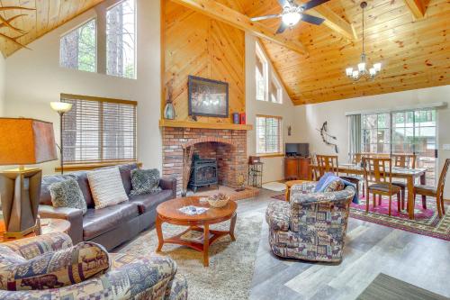4 Mi to Lake Pet-Friendly Cabin in Pinetop