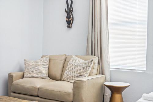 Festive Winter Studio Fast Wifi Queen Bed 34c in Oklahoma City, USA