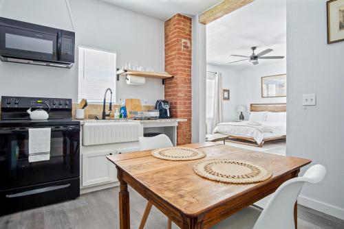 Festive Winter Studio Fast Wifi Queen Bed 34c in Oklahoma City, USA