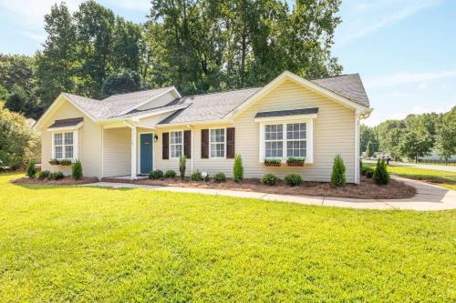 Renovated Charlotte 3BR near Whitewater Ctr in Charlotte, USA