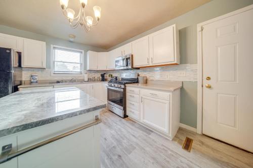 Quaint Erie Home with Smart TVs and Yard 3 Mi to Lake in Erie, USA