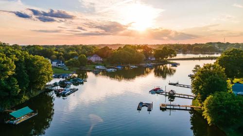 The Birdhouse - Lake View with Dock in Mooresville, USA