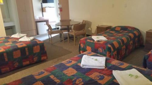 1 queen bed, 4 twin beds