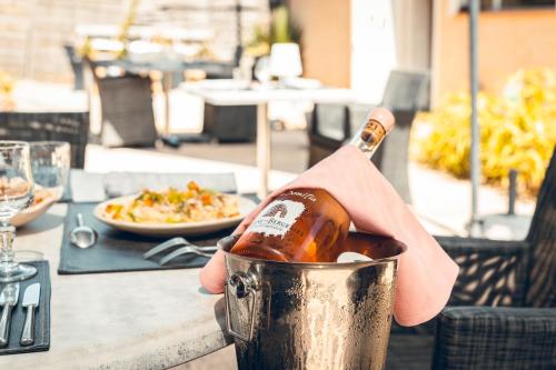 Logis Hôtel La Magnanerie - Côté Bistro - Hotel - Aubignosc