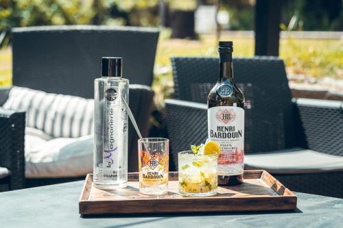 Logis Hôtel La Magnanerie - Côté Bistro - Hotel - Aubignosc