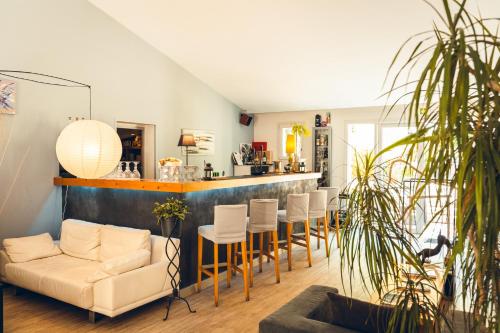 Logis Hôtel La Magnanerie - Côté Bistro - Hotel - Aubignosc