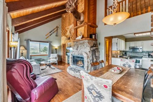 Breck Mountain Retreat w 2 Decks & Stunning Views in Breckenridge, USA