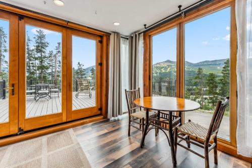 Breck Mountain Retreat w 2 Decks & Stunning Views in Breckenridge, USA