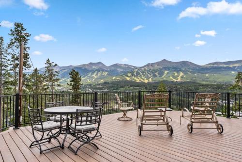 Breck Mountain Retreat w 2 Decks & Stunning Views in Breckenridge, USA