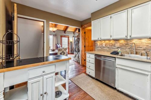 Breck Mountain Retreat w 2 Decks & Stunning Views in Breckenridge, USA