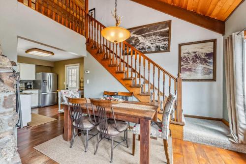 Breck Mountain Retreat w 2 Decks & Stunning Views in Breckenridge, USA