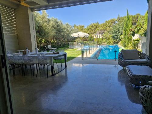 aqueduct villa cesarea jacuzzi in قيسارية