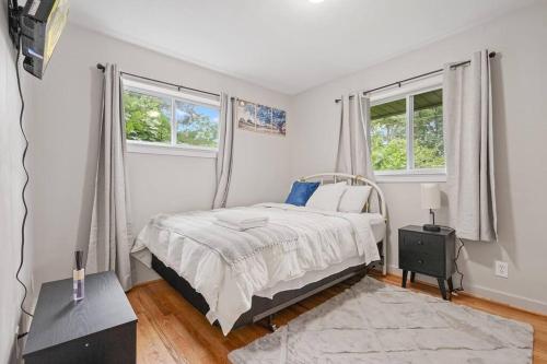 Charming 5-Bedroom Home, Minutes To DC & Major Hospitals With Home Theatre in Falls Church, USA