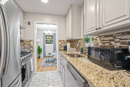 Charming 5-Bedroom Home, Minutes To DC & Major Hospitals With Home Theatre in Falls Church, USA