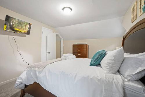 Charming 5-Bedroom Home, Minutes To DC & Major Hospitals With Home Theatre in Falls Church, USA