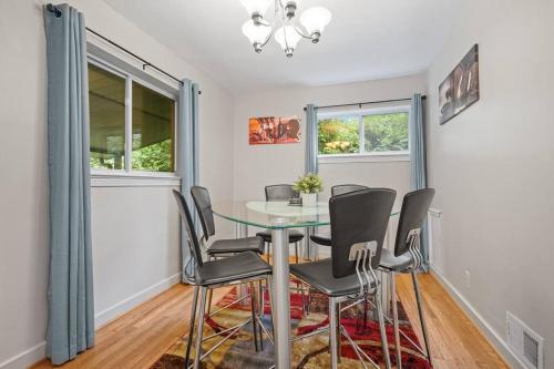 Charming 5-Bedroom Home, Minutes To DC & Major Hospitals With Home Theatre in Falls Church, USA