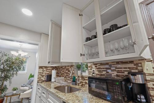 Charming 5-Bedroom Home, Minutes To DC & Major Hospitals With Home Theatre in Falls Church, USA