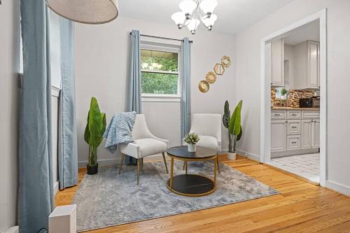 Charming 5-Bedroom Home, Minutes To DC & Major Hospitals With Home Theatre in Falls Church, USA
