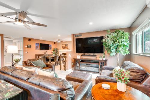 Roomy Tucson Home with Hot Tub and Pickleball Court! near คาสิโน เดล โซล