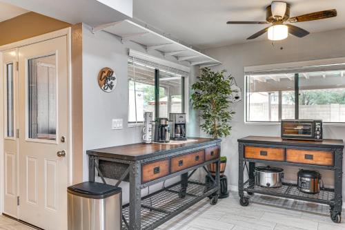 Roomy Tucson Home with Hot Tub and Pickleball Court! near คาสิโน เดล โซล