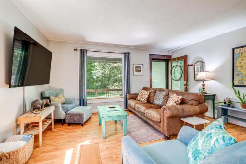 . Blacksburg Hideaway with Hot Tub about 5 Mi to Campus!