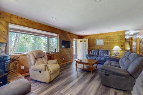 Mountain Cedar Cabin in Eagle Nest, USA