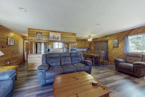 Mountain Cedar Cabin in Eagle Nest, USA