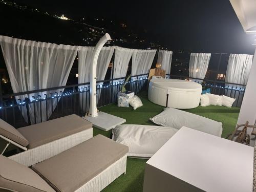 Appartamento Rapallo Sky Garden Maria Jose Liguria - Attico vista mare - Terraces - 2 bagni- 2 Camera da Letto - Box, Wi-fi, Idromassaggio Free inteiro Attico per Voi, con Ascensore