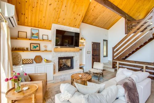 Designer A-Frame in Lake Arrowhead with Game Room in Lake Arrowhead, USA