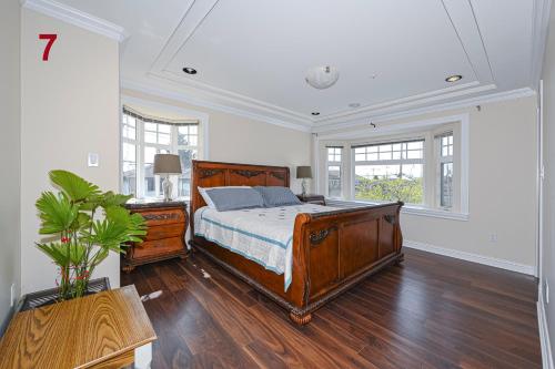 Seven-Bedroom House image 10