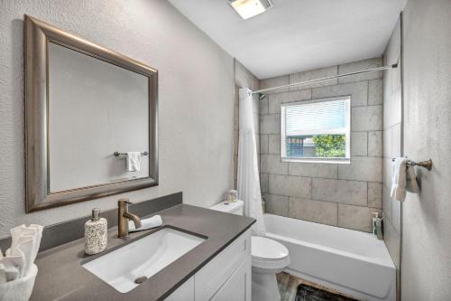 King Suite w Fast WIFI - Free parking, Sleeps 6 in Austin, USA