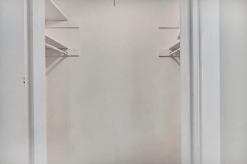 King Suite w Fast WIFI - Free parking, Sleeps 6 in Austin, USA