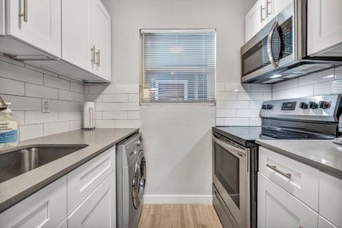 King Suite w Fast WIFI - Free parking, Sleeps 6 in Austin, USA