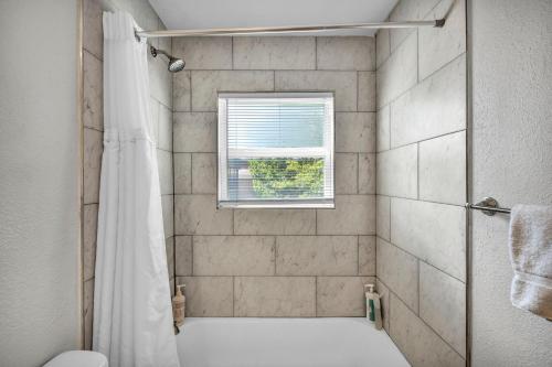 King Suite w Fast WIFI - Free parking, Sleeps 6 in Austin, USA