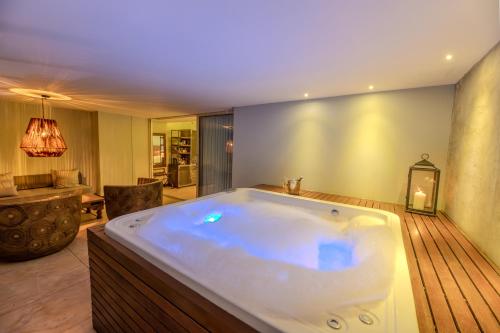 room detail thumbnail 2