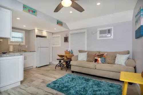 Coastal Cottage - Steps to the Beach and Downtown! in Lake Worth, USA