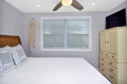 Coastal Cottage - Steps to the Beach and Downtown! in Lake Worth, USA