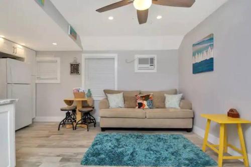 Coastal Cottage - Steps to the Beach and Downtown! in Lake Worth, USA