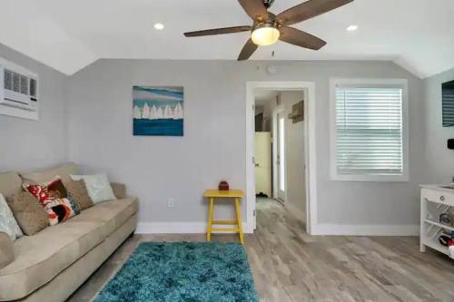 Coastal Cottage - Steps to the Beach and Downtown! in Lake Worth, USA